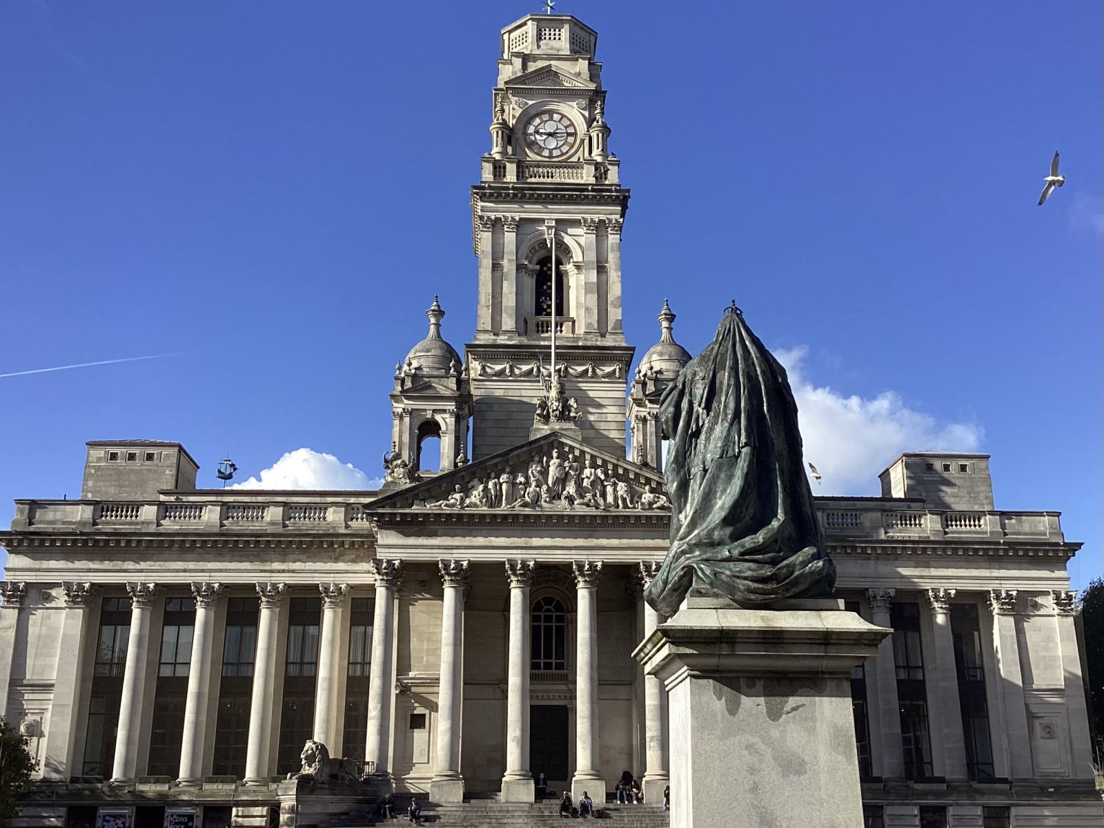 photo of statue of queen Victoria looking towards Portsmouth guildhall